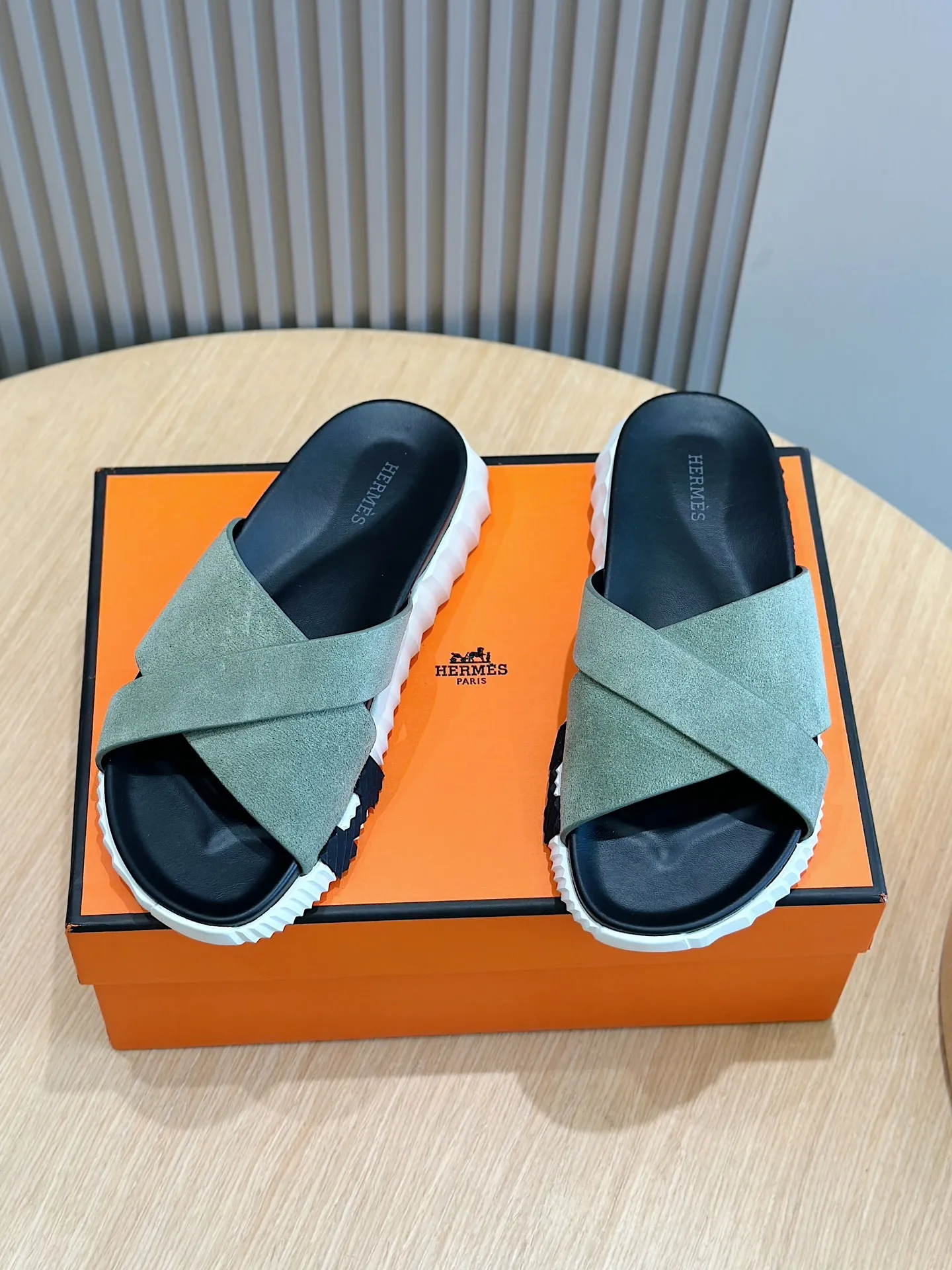 Factory price: 360💰Hermès [HERMÈS] Top Herme*H Home Hermès Men's Sandals and Slippers-Original Reproduction. Purchase the original version and make it one to one. The outsole is privately molded. The color of the outsole corresponding to each color is the same as the original version. Come to those who know the stuff 💪 The ultra-light soles are designed in contrasting colors, and they feel so comfortable on your feet! Calfskin, cowhide feet, private model outsole. Size: 39-44 (customized at 38.45)